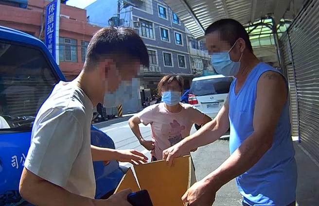 黄姓机场保全搬家时遗失重要证件，暖心屋主发现后代为保管，最后在警方协助下顺利寻回。（翻摄画面／蔡明亘桃园传真）