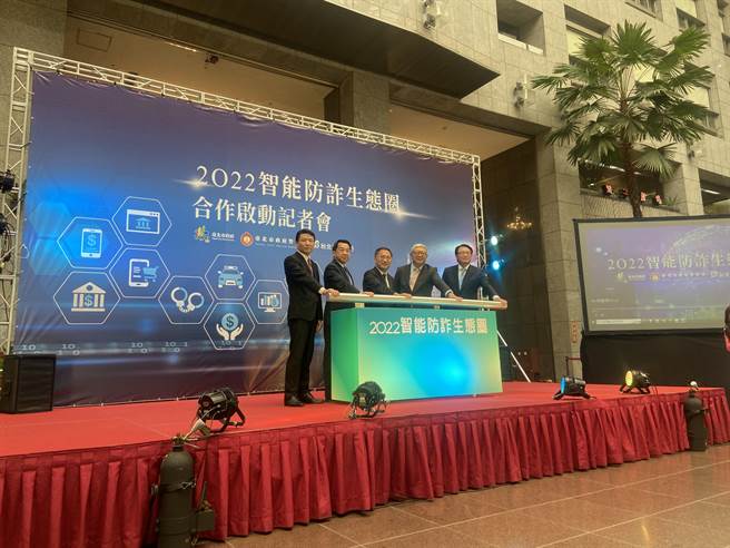 台北市副市长蔡炳坤（中）今上午出席「智能防诈生态圈」启动仪式，会后受访谈及Novavax疫苗接种流程，担心接种对象条件宽松造成供需不平衡状况。（陈薏云摄））