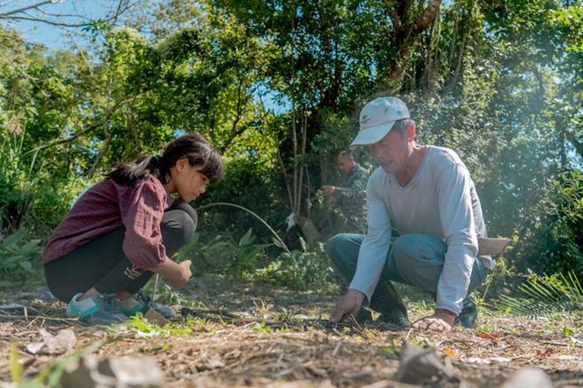 ▲奇美部落族人帶孩子學習製作獵捕陷阱。　圖：東部海岸風景區管理處／提供
