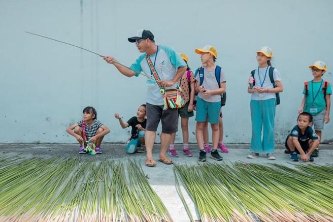 ▲貓公部落族人帶孩子認識各種植物的應用。　圖：東部海岸風景區管理處／提供
