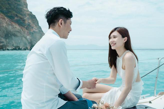 （礁溪寒沐酒店「乘风沐爱」婚宴专案，送游艇婚纱摄影，加价享劳斯莱斯豪华轿车迎娶服务。图／礁溪寒沐酒店）