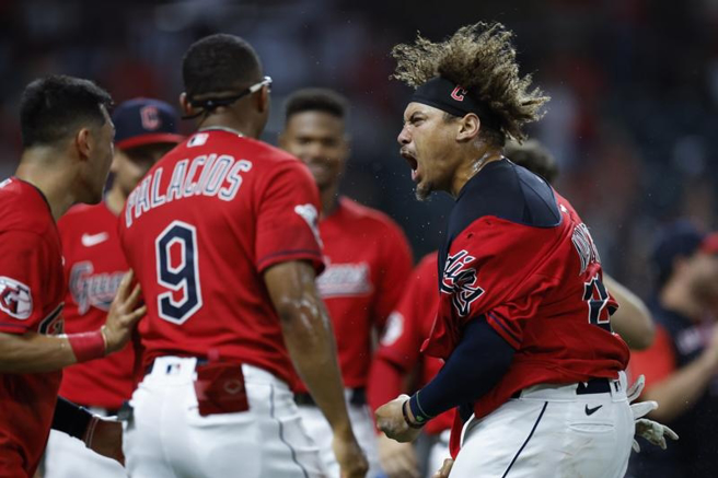 大联盟守护者队Josh Naylor(右)庆祝轰出再见全垒打。（美联社资料照）