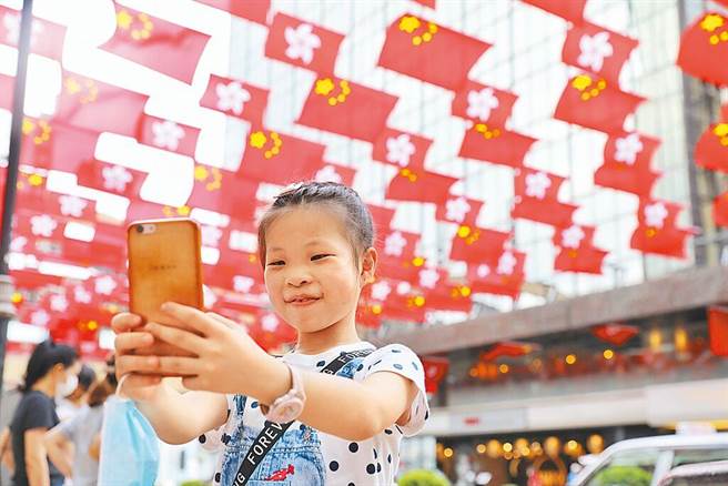 图为港府先前为庆祝香港回归，举办各类艺文活动。（图／中新社）