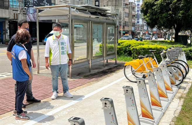 市议员施志昌今日上午邀集交通局、义和里长洪黄素贞等，一起到现场会勘IBIKE站点完工状况。（陈世宗摄）