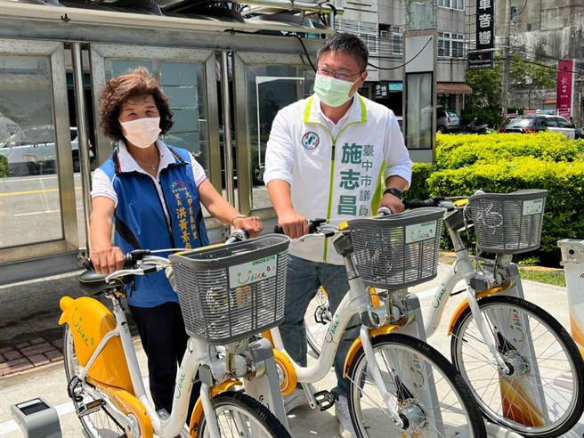 市议员施志昌与里长洪黄素贞争取IBike站的设置，让大眾绿色运输网的建构往前迈进一步。（陈世宗摄）