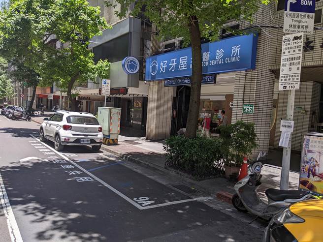 北市停车管理工程处今早宣布试办重机停车优惠费率，光復南路（忠孝东路4段至基隆路2段）更首创汽车重机共用格位停放。（黄婉婷摄）