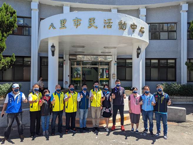 八里市民活动中心及银髮俱乐部在今（30）日举行启用典礼，由民政局长柯庆忠、八里区长陈炳仲、地方民代及里长共同揭牌启用。(黄敬文摄)