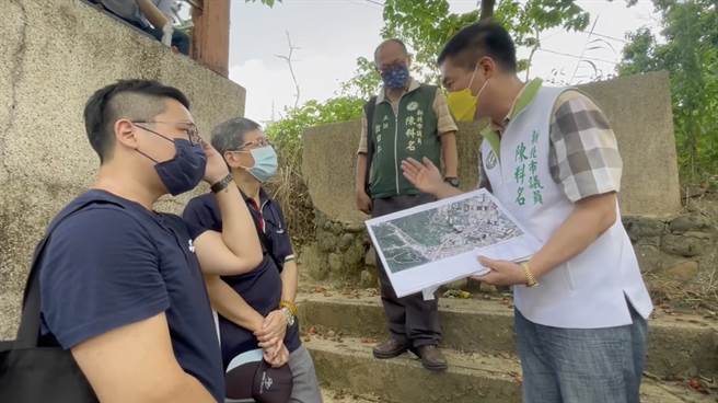 新北市議員陳科名今上午再到新莊第一公墓會勘，他呼籲市府相關單位要向民眾講清楚未來土地規劃的方向。（翻攝陳科名臉書）