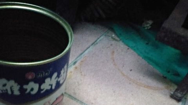 一名男子把过期的维力炸酱内的酱料倒掉，空罐直接放在家中后阳台，经过一个晚上，空罐中竟有多达十几只蟑螂，且都已死亡。（图／翻摄自PTT）