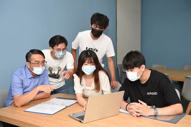 台中市劳工局与静宜大学邀产官学分享就业动向及人才培育。(静宜大学提供)