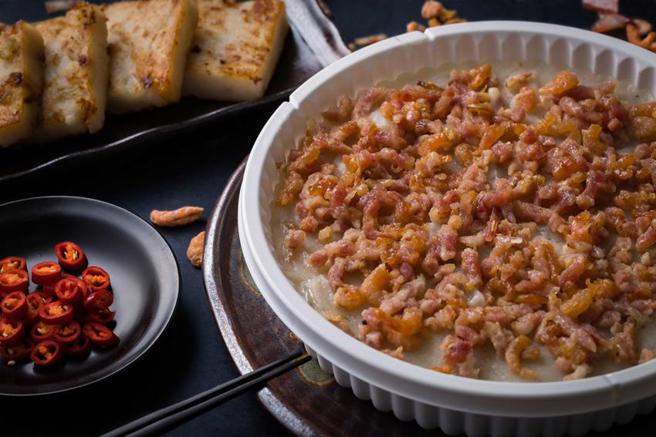 （华漾DIM-SUM推出一公斤盒装重量级「腊味萝卜糕」，优惠价每盒299元。图／华泰大饭店集团提供）