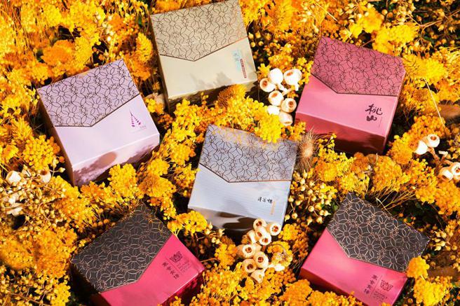 （寒舍集團搶秋禮商機，今年推出4款禮盒，有廣式月餅、蛋黃酥與桃山皮月餅等不同選擇。圖／寒舍集團提供）