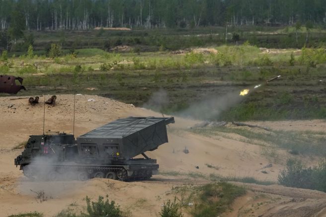 英军援乌克兰的M270多管火箭发射系统（M270 Multiple Launch Rocket System,MLRS）（图/路透）