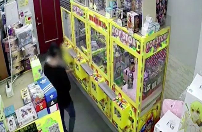 丁姓、黃姓男子趁娃娃機台台主不在店內時，持舊鑰匙到承德路、士林夜市的娃娃機台偷開零錢箱。(圖/擷取自監視器畫面)