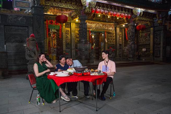 刘品言、吕雪凤、许效舜、宋伟恩在庙门前温馨吃办桌。（东森提供）