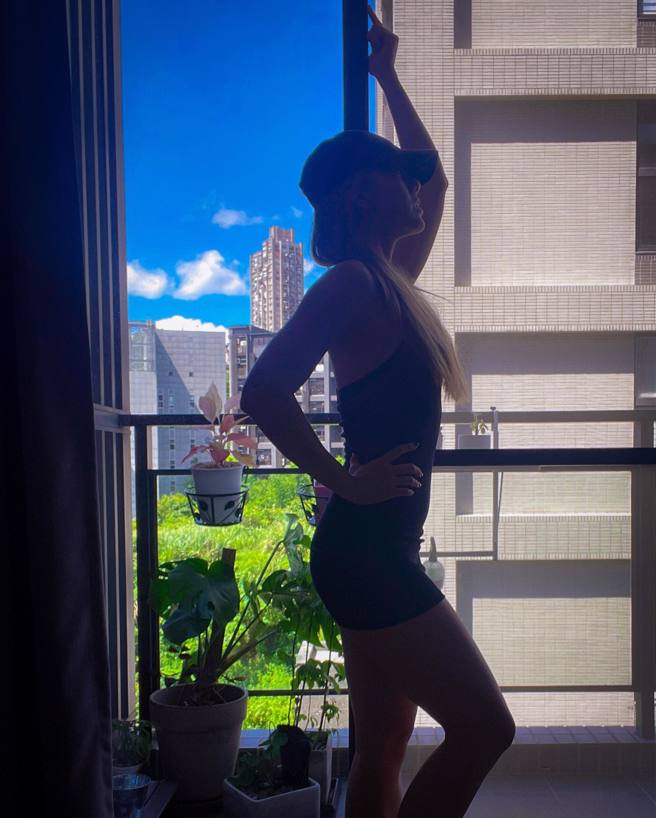 刘雨柔使劲把全身扭成1个s形状，前后视角下的身体曲线都非常优美。(图/刘雨柔 FB)