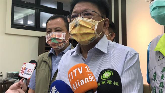 屏东县长潘孟安30日受访时表示，他不清楚为何会有抢柜这个莫名其妙的讯息。（谢佳潾摄）