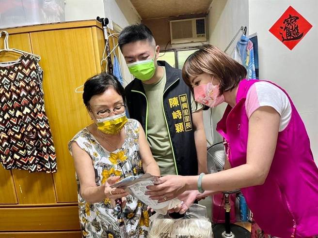 台北市議員王欣儀、華興里陳峙穎里長發送防疫物資。（王欣儀辦公室提供／楊亞璇台北傳真）