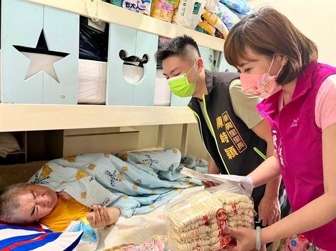 台北市議員王欣儀、華興里陳峙穎里長發送防疫物資。（王欣儀辦公室提供／楊亞璇台北傳真）