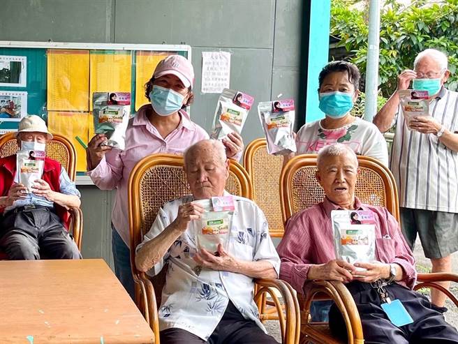 台北市議員王欣儀、華興里陳峙穎里長發送防疫物資。（王欣儀辦公室提供／楊亞璇台北傳真）