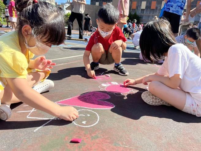 学生在地上涂鸦告别旧操场。（万里国小提供）