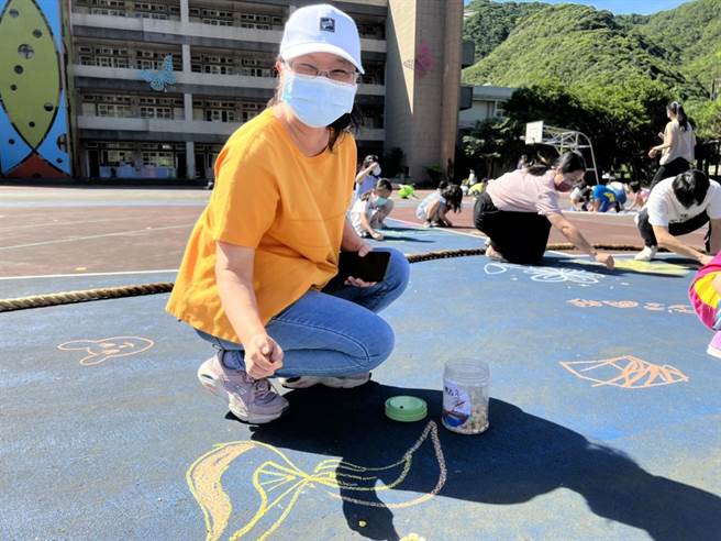 老师也在地上涂鸦。（万里国小提供）