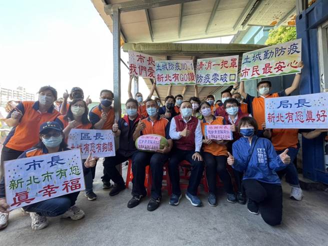 疫情持续延烧，新北市清洁人力动员增加5.4倍，新北市长侯友宜今前往土城区清洁队慰劳清洁人员，除了致赠大西瓜、运动饮料外，也颁发感谢状给予民间废弃物清除业者。（蔡雯如摄）