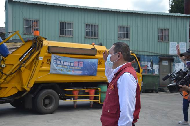 疫情持续延烧，新北市清洁人力动员增加5.4倍，新北市长侯友宜今前往土城区清洁队慰劳清洁人员，除了致赠大西瓜、运动饮料外，也颁发感谢状给予民间废弃物清除业者。（蔡雯如摄）