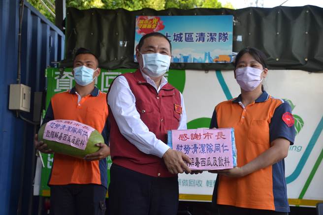 疫情持续延烧，新北市清洁人力动员增加5.4倍，新北市长侯友宜今前往土城区清洁队慰劳清洁人员，除了致赠大西瓜、运动饮料外，也颁发感谢状给予民间废弃物清除业者。（蔡雯如摄）