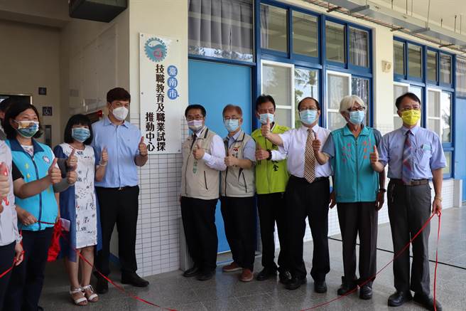 佳里国中职探体验中心30日启用，市长黄伟哲(右六)亲自主持。(刘秀芬摄)