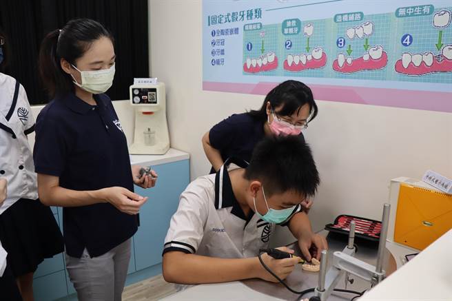 佳里国中学生体验牙科印模过程。(刘秀芬摄)