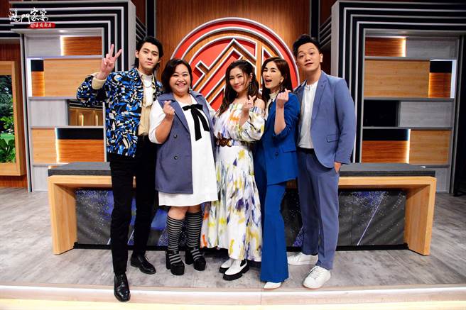 Selina与《鸿门家宴婆媳厨房》第2季主持人Ella、李玉玺以及评审长锺欣凌、索艾克开心合照。（卫视中文台提供）