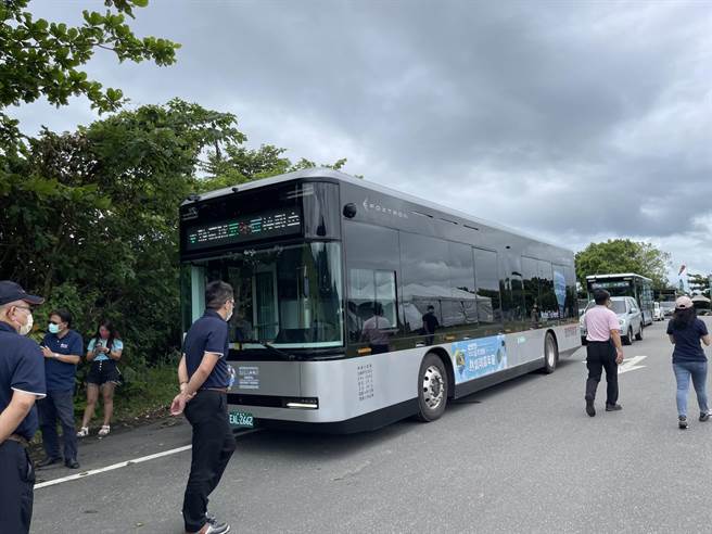 因应台东热气球活动期间车潮增，台东特别引进免费电动接驳巴士。（民眾提供／蔡旻妤台东传真）