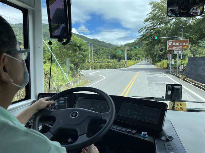 因应台东热气球活动期间车潮增，台东特别引进免费电动接驳巴士。（民眾提供／蔡旻妤台东传真）