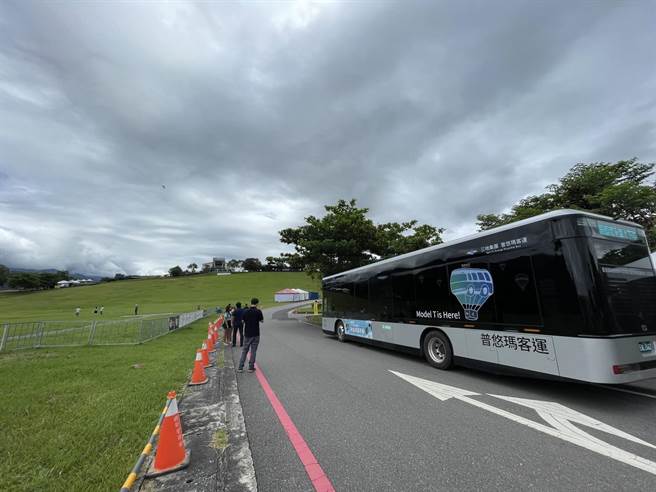 因应台东热气球活动期间车潮增，台东特别引进免费电动接驳巴士。（民眾提供／蔡旻妤台东传真）
