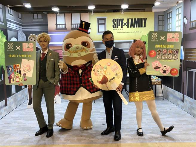 中友百货企划处经理简聪政带领漫宝与Coser越尊、肉肉一起为动漫展揭开序幕。（冯惠宜摄）