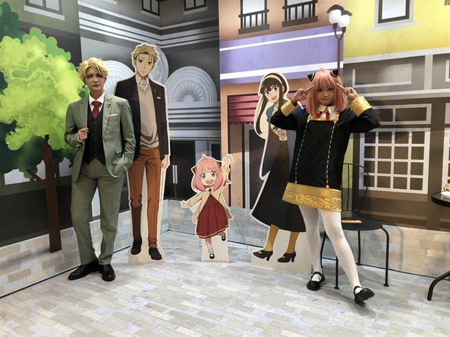 「中友2022翻转动漫祭」活动开幕，Coser越尊与肉肉扮演现在最红的间谍家家酒角色-黄昏与安妮亚。（冯惠宜摄）