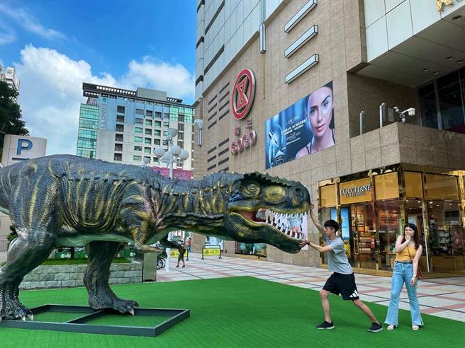 广三SOGO百货与国立自然科学博物馆则百货一楼广场打造了「FUM闹_恐龙岛」，要让恐龙迷们身歷其境打卡。（广三SOGO提供／冯惠宜台中传真）