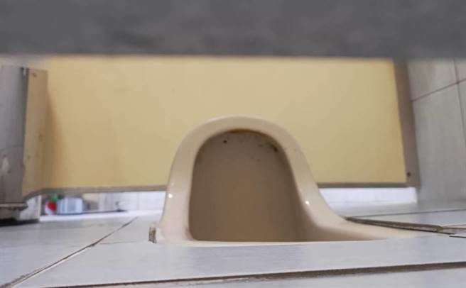 彰化縣1名28歲柯姓男子，跑到彰化某高中女廁安裝攝影設備，偷拍女學生如廁畫面，事後被該校老師發現並報警，警方循線逮捕到柯男，深入調查後共有11師生受害。（示意圖／本報資料照片）