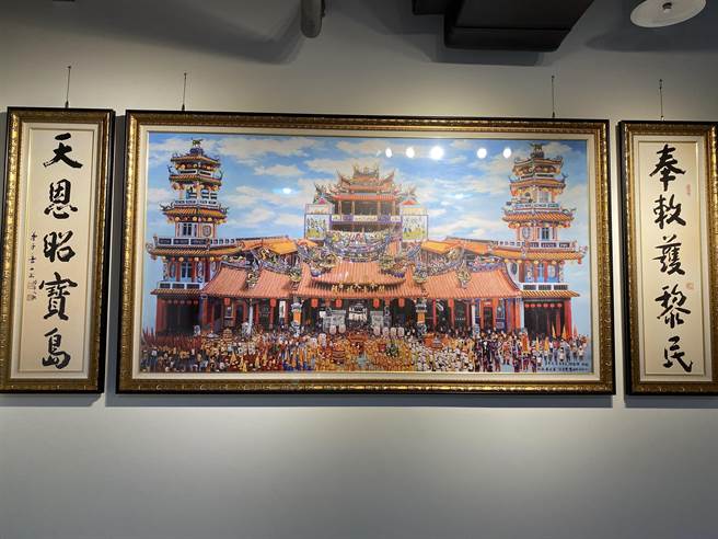 王雙寬最大幅的廟宇創作《百廟之王─新港奉天宮》在耐斯百貨展出。（廖素慧攝）