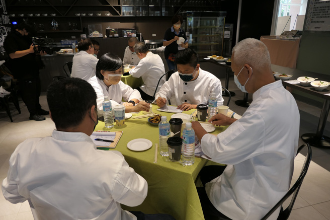 飨宾餐旅总经理陈毅航（右二），与资深厨师们严谨评分中。(醒吾科大提供)