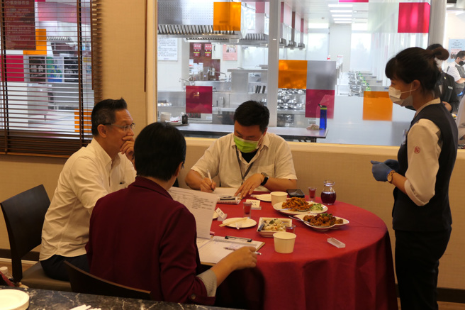 外场桌边服务比赛，由服务人员说明三道创意菜色的缘由及搭配果醋后的口感，评审依服务人员的口条、仪态及应变能力进行评分。(醒吾科大提供)