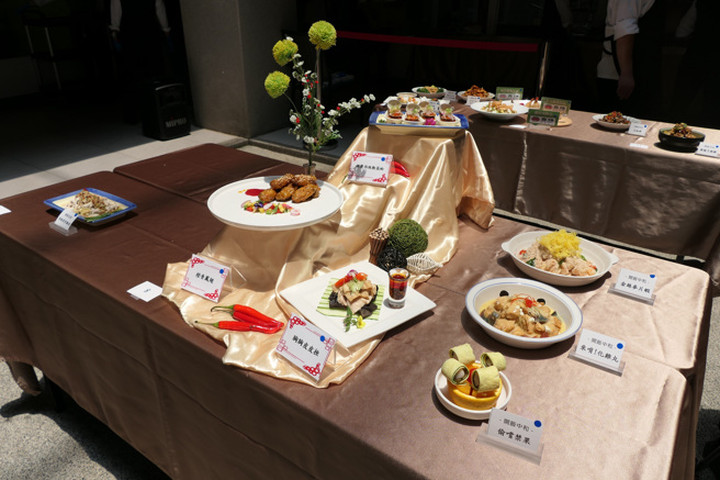 展示台上的创意料理及命名，感受到参赛者们满满的热情与巧思。(醒吾科大提供)