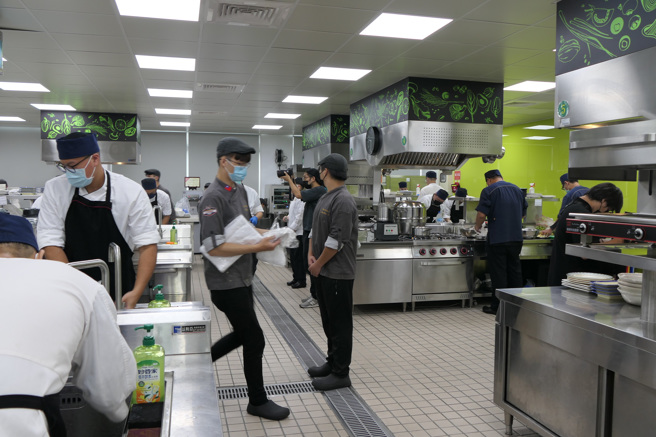 醒吾科大餐旅系同学有条不紊的协助参赛者，让比赛活动进行非常顺畅。(醒吾科大提供)