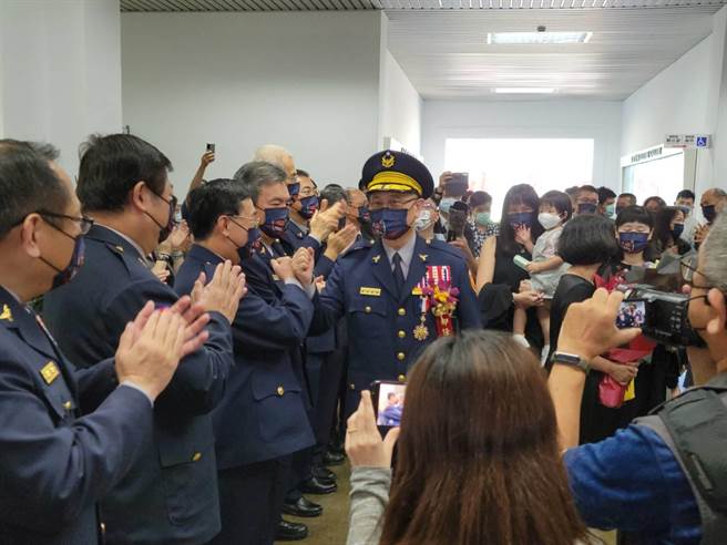 警政署同仁列队欢送陈家钦。(林郁平摄)