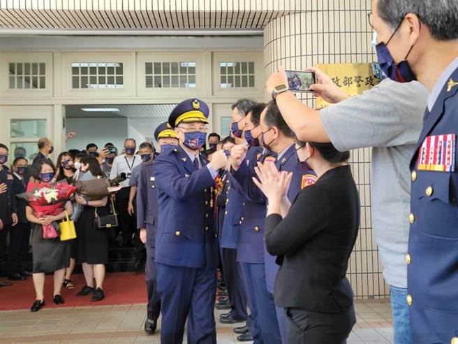 陈家钦与大家击拳相互鼓励。(林郁平摄)