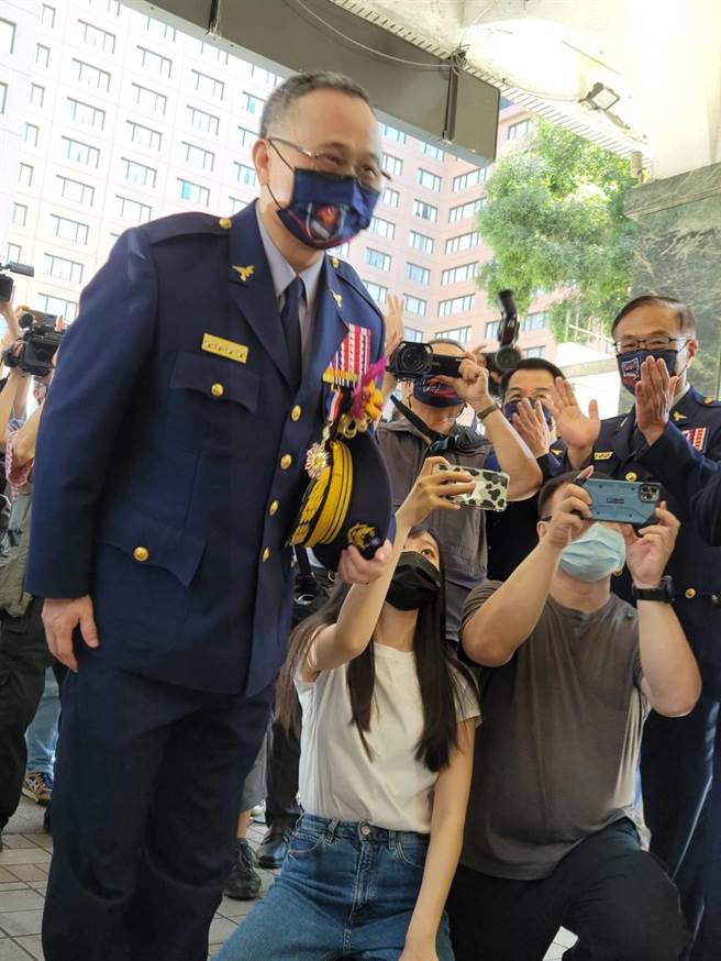 陈家钦向大家鞠躬挥手道别。(林郁平摄)