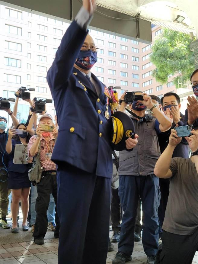 陈家钦向大家鞠躬挥手道别。(林郁平摄)