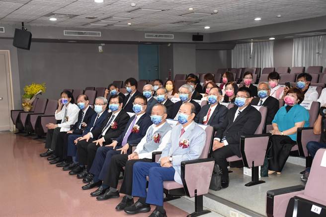 中国医药大学全体董事会成员全员到齐参加启动仪式。（谢明俊摄）