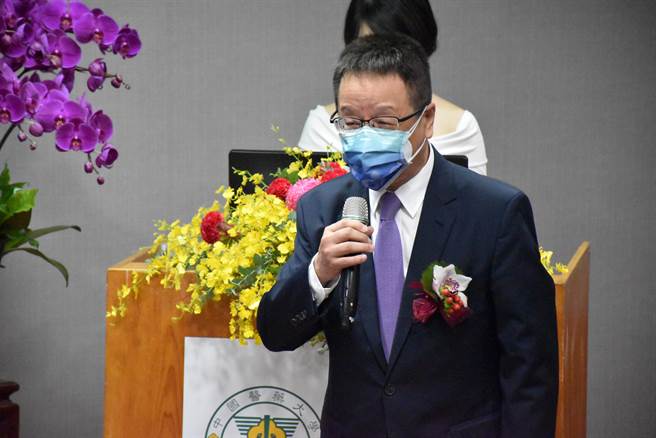 头份为恭医院卸任院陈振文在职前后6年。（谢明俊摄）